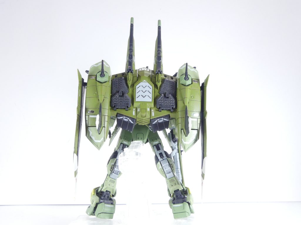 ロ「背中から。
ファトゥムはジャスティスの特徴だ。ぶつけたりできる。このRGではそこからさらに設定をアレンジし、左右に展開できる機構を設けている。
余談だが、ここに使用されているAMSジョイントはフリーダムの翼に使われているパーツと同じなのだ」