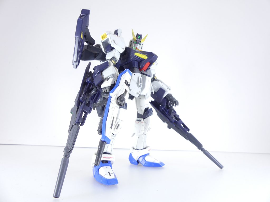 AMSジョイントが一部に互換性を有する・・・と言うことは「つくろう!RG」でも述べましたが、それを生かした形です。
下半身が細身になりましたが再び大地に立ちました。
スタンド取り付け部はジャスティスのものが合わず。トップ写真はオビツスタンドです。