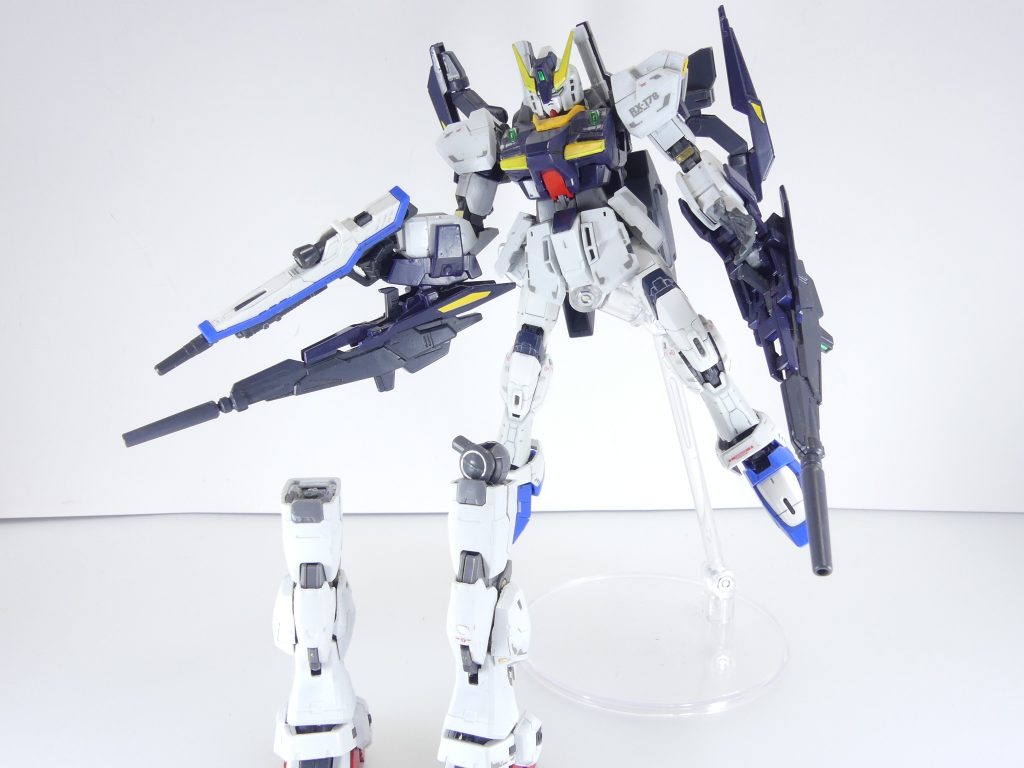具体的にはこのような感じに（まだ持ってる）。
右足の股基部がエナメル溶剤で劣化しすっ飛びました。当然、組み直すにはAMSジョイントを買い直すしかありません（当時はパーツパラダイスをまだ知らなかったころ）。
これが元となり、[昨年製作のRGセラフィム](https://gumpla.jp/rg/47163)までRGを組むことはありませんでした。

今回、「つくろう！RG」（[前編](https://gumpla.jp/rg/276377)・[後編](https://gumpla.jp/rg/280418)）記念として本体を引っ張り出し、せっかくRGフリーダムを分解することとなったので、フリーダムから両足を移植（素組みですが）。
ビームライフル持ち手も持ってきました。
ベッセルングとくれば当然「リペアード」でしょう。