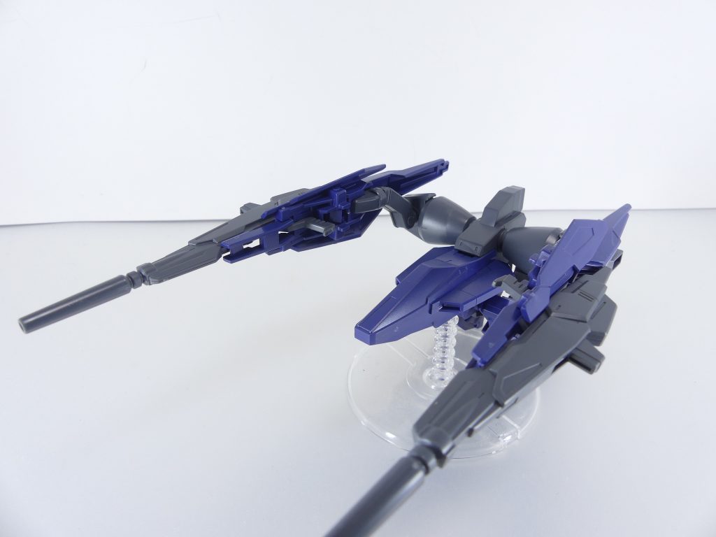 ビルドブースターMk-II:イオリ・セイが、ビルドガンダムMk-II用にビルドしたバックパックユニット。ビルドMk-II自体が元々ティターンズの機体で奪取された設定のため、ギャプランなどのムーバブル・シールドの意匠も取り入れられている。・・・ですので、機体としては暗にT3部隊っぽい感じがあります。ドラムっぽいフレームも付いていますし。コックピットブロックとか。ビームライフルとシールドを懸架するドラム部分の接続は3方向に止まるようになっており、シールドと本体はスライド式で接続・・・・・・スライドの強度が心許なく、バックパック装備時などぽろぽろ落ちます。