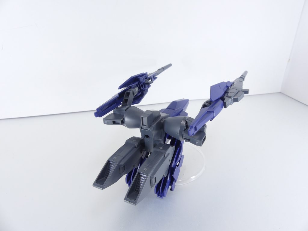 後ろから。底面・背面に3ミリ穴。アームは中間パーツも可動。アームアームズ系統に切り替えても面白いかも。