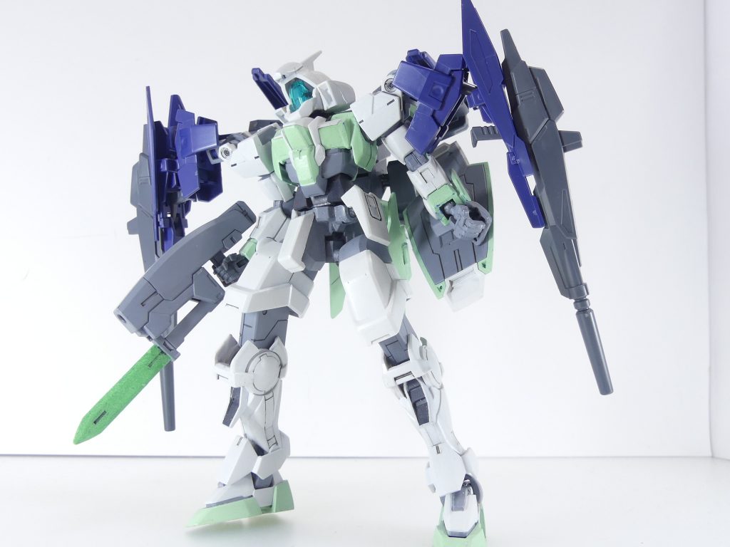 上記しましたがビームライフルの装備は指かけ式です。おなじみダブルオーダイバーの武器持ち手・・・でもなんだかあまりフィットしません(トップ写真では使用)。現行ガンプラに使いたい場合は指かけ部分をどうにかしましょう。