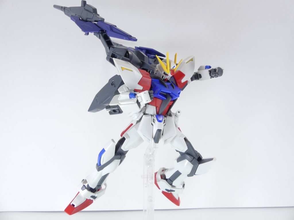 ビルドストライクガンダム(BB Mk-II):巨大アリスタ攻防戦の際、セイとレイジが編み出した奇跡の形態。ユニバースブースターを外した半壊状態のスタービルドストライクガンダムにビルドブースターMk-IIを強制接続。エネルギー、出力が大きく向上した「ハイパービルドナックル」で巨大アリスタを破壊した。ここからは作中登場バリエーション。名称はトライエイジ合わせ。トライエイジでは「Mk-IIのバックパックを通してスタビルに接続」という若干奇妙な状況。無改造では再現できません。プラ棒で軸を通しましょう。
