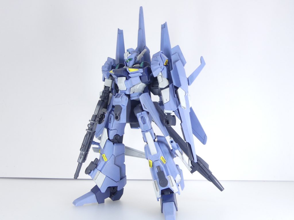 【ガンプラデータ】ベースキット:HGUC リゼル(指揮官機)リゼル・ミオ:社会実証実験に参加するミオのために、キルシュが制作したガンプラ。キルシュがグフ・バサラで先行ダイブした結果を基に、ミオ用の高機動可変機としてビルドした。本体はリゼルと大きく変わらないが、腕をZガンダムのそれに変更しているほか変形パーツを利用しない差し替え変形を可能にしている。前から。「可変機」お題に参加するなら今まで作ったことのないものにしたいなと思い・・・リゼルをチョイス。北海道旅行(2019年7月)あたりから気になりだし、帰還後東京で入手しました。指揮官機やゼネラル・レビル所属機は比較的入手しやすいです。頭にはダブルオーダイバーのパーツを追加。胸にはガンプラバトルアームアームズのハイパーZ炎用インテークを追加。腕はリバイブZ。手首はガードフレームの可変手首。腰フロントアーマーは撤去し、腿にRGフリーダムの腕パーツを接着してその代わりに。