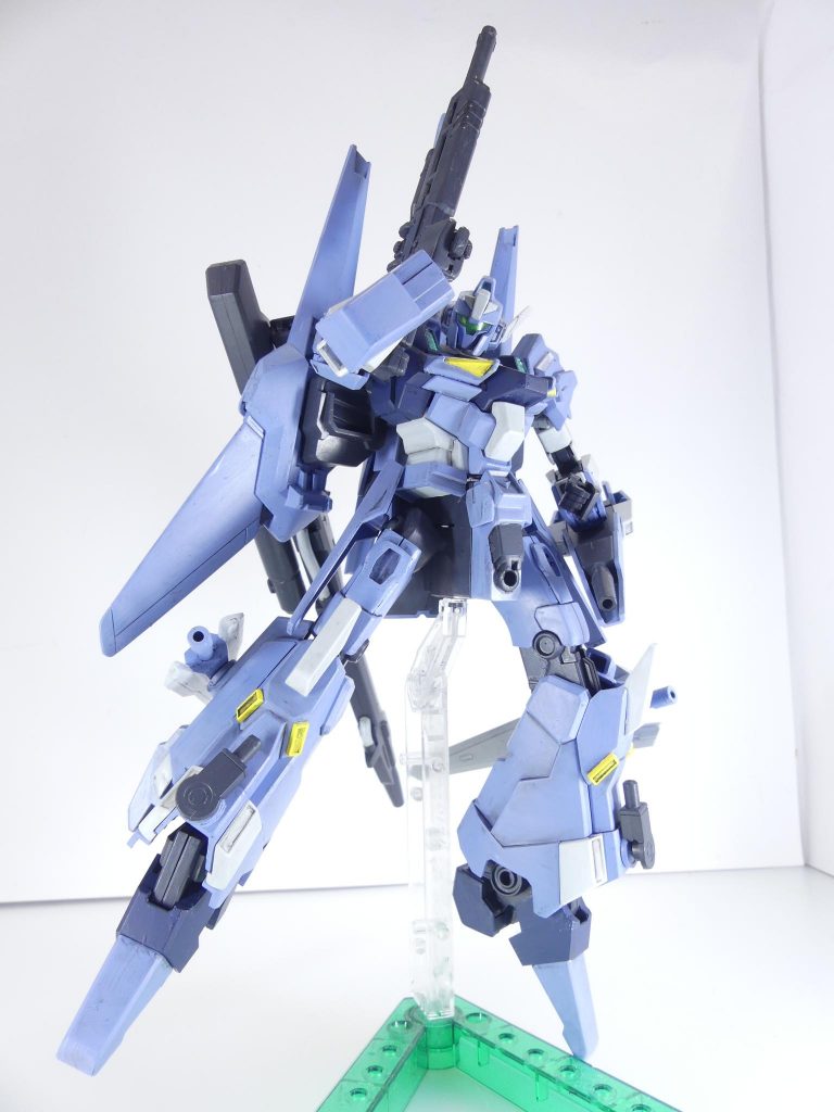 設定:「ガンプラバトルをするミオのためにビルドした高機動リゼル」。グフ・バサラでの経験から「設定にとらわれすぎると飛行できなくなったりする」事は解っており、あくまでミオへの信頼感を重視した。ビームサブマシンガン:速射性に優れたビーム兵器。キルシュが先行ダイブ期間でパーツデータとして取得した物。サブマシンガンはカスタマイズキャンペーンから。奇をてらわずそのままです。