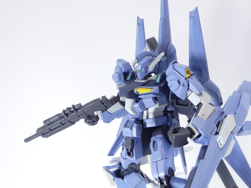 第57改「リライズ」リライズ。私の、新しい始まり。~GBN内日記機能ログより。 ダイバーネーム(DN)・ミオ・シリウスの記録~GBN。ガンプラバトル・ネクサス・オンライン。私がここにログインして、3日が経ちました。今私は、このゲームの社会実証実験・・・傷病者向けリハビリ・娯楽について、このゲームがどのように活用できるかと言うことをテストしているところです。本当は一週間に一回のレポートを出さなければならないのですが・・・こちらの日記にもいろいろと書くつもりでいます。テスト期間は約半年です。このログは出力もできるので、全てが終わったとき、その方が分かりやすいと思いますから。私は2年前、小学6年生の時、病気で視力を失いました。その日から、私の目の前は真っ暗になりました。わずかな光、音、匂い、そして触る感覚を頼りにしなければならなくなりました。外に出るときはいつも杖・・・白杖を持ちます。兄であるキルシュ・シリウス(プライバシー保護のためDNで代替)が、いつも一緒にいてくれます。時々病院にも通って、将来的には障害者向けの学校に行く。そこで自分の出来ることを探す・・・そう、思ってきました。ガンダム?・・・好きでした。兄とはずっと、一緒にガンプラを作ってきた仲です。戦わせたりとかもしてました。GBNは仮想電脳空間で、ダイバーギアを持てばみんなが自由に行き来できる場所・・・とは、以前から聞いてはいました。プレイには当然お金がかかるのと、未成年だと親の許可はいるので・・・キルシュも私もプレイできずにいました。そこでは既に、現実世界で障害を持ったダイバー(プレイヤーの意)が多方面に活躍していて、今回の実証実験ではそういった「GBNの社会参画」について国の認可を得られるか・・・と言うところらしいです。私は兄にガンプラを作ってもらって(ガンダムが好きですから当然戦います)、細かい仕様はオーダーしておきました。ベース機はリゼル。一言で言えば「Zガンダムの量産型」ですね。それをもとにした可変高機動機・・・としておきました。ネーミングは・・・本当はあんまり気に入っていません。自分の名前を付けられてしまいました。でも、変形パーツを利用せずにパーツ差し替えで変形できるようにしてある兄の配慮には感心です。GBNにログインすれば、あらゆる障害は克服されるそうです。初めてGBNにログインしたときのことは、今でも忘れられません。青い空、白い雲。そして「私の」ガンプラ。再び、いろいろなものが見える。私は、再び大地に立ったのです。2年間感じられなかったもの、そしてこれから感じるもの。これから約半年間、それをめいっぱい感じたいです。そしてそれが終わったら・・・兄には迷惑かけるけど、続けちゃおっかなと今は思っています。
