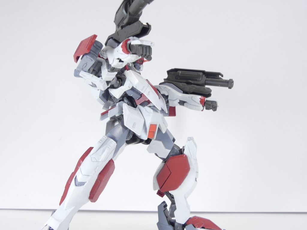 腕部ロケット砲：近・中距離用射撃武装。弾速は遅いが強力。ガンダム・フレーム用握り手：いつもの手首穴が開いていない純粋な握り手。対ハシュマル戦が印象深い大型射撃兵装。基部はオプションセット５と同一、ロケット砲自体は３ミリ軸で接続するところも変わりません。握り手はこれまでに紹介したガンダム・フレーム用手首シリーズと同様、甲を変更することで利用可能です。