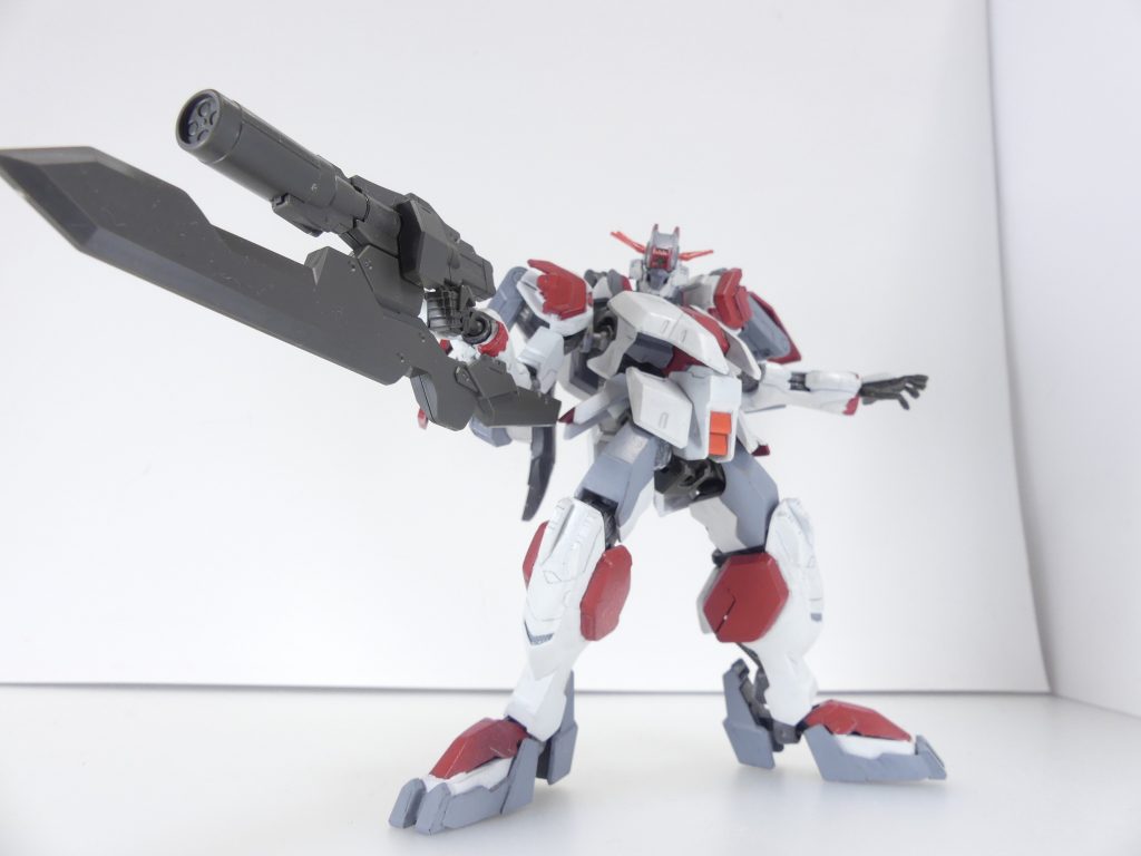 マルチウェポンパック：バレル換装可能なソードユニットと一体型のライフル。巨大なソードユニットが特徴的なライフル。銃身の先端がちょっとスーパーナパームに似ている気がします。ソードユニットはレギンレイズのガントレットに接続可能。