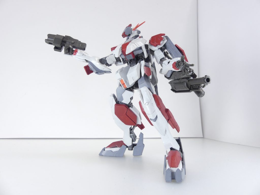 基部だけでもショートライフルとして使えます。長方形のマガジンは外せます。ソードユニットの代わりにセンサーユニットを取り付けることも可能。