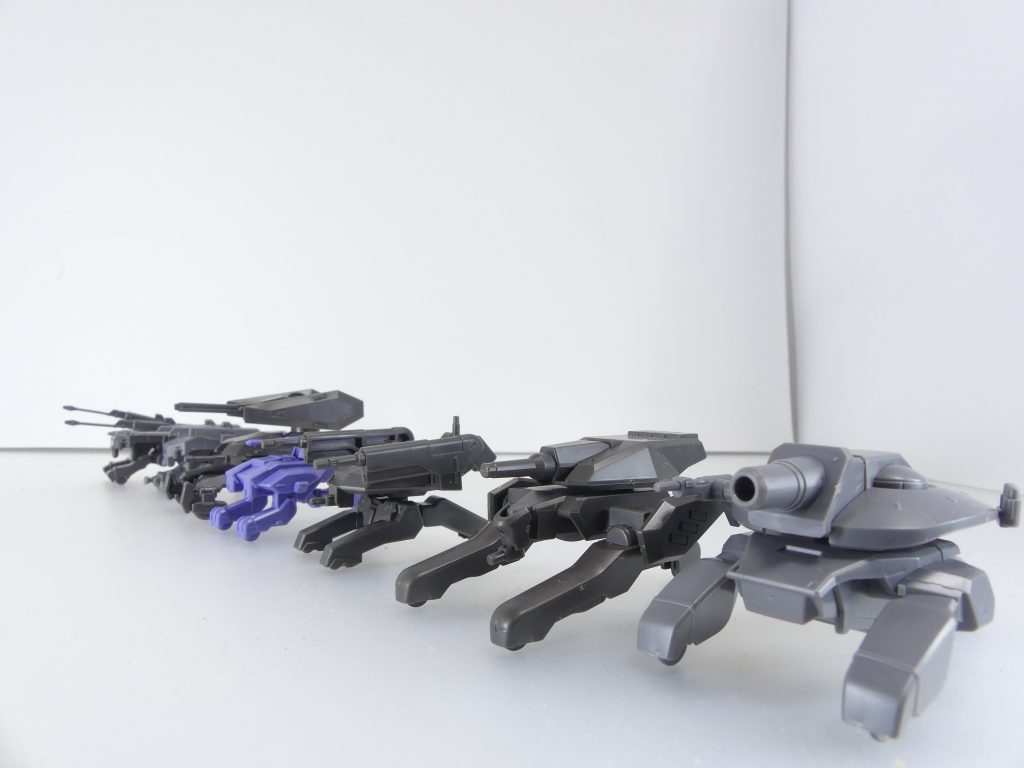 第58改「それらの居場所」それらの居場所は、あたしのフォースネストじゃない。～バー・「アルケミスト」の開設約１年前。　聖地・ペリシアのバーにて～･･･いやぁ～、やっと終わったわ。「鉄血」武装の武装テスト。全９作･･･９作もやったんだ、あたし一人で。･･･みんなで、かぁ。オーガさんには絡まれちゃったけど結果的には仲良くなれたし、あたしもバトルの自信がついたかも･･･それは言い過ぎか。まずは、ありがとね･･･ロンメル。対集団でのテスト、付き合ってくれちゃって。あたしのカルメネールだけじゃ駄目な装備もあったから、あなたのフォース網があって助かったわよ。あと、モビルワーカーとかの運用法も教えてくれてありがと。単なる「おまけ」じゃないわよね。MS･･･ガンプラを補助できるくらいに応用範囲が広いんだから。･･･あ。シャフリ様！こっちこっｔ･･･こちらです・・・。･･･これから、どうするのか･･･ですか？あたしにできることは、もうありません。あとは運営側（ゲーマス達）が、これをどんなミッションに投入するのかを決めるだけです。武装パーツとしては無数にありますし、設定するだけでも大変で･･･ミッションを増やす必要もありそうです。あたしはこのテストで対人戦、いっぱいやりましたから･･･フォースポイントは大量にあるので･･･あ、その･･･使い道、考えなきゃな、って･･･でも、ウェス・マーフィーさんのNPDは実装されていませんから、とりあえずは酒やワインでも買っておこうかな･･･って事で、いいです、よね・・・？･･･堅苦しいな、アルザス。　･･･あたしもそう思った。思ってた。酒への「愛」は、人一倍のようだね。　あ、はい。それは。一応、ここにいる目的ですし。あとは、この武装達が一人でも多くのダイバーの手に渡って、自分なりに使ったり改造したりしてくれる。それを祈るだけよ。やっぱり、武装は･･･使われるのが、華よね？