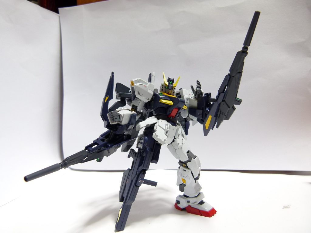 もともとは2014年1月製作。スタビルがガンプラで出る直前当たり。
製作記事・RGに各パーツをフィットさせる方法は[当時のブログの方で](https://solphis2.blog.fc2.com/blog-entry-635.html)。

後日「GBNW：EX」で詳しく解説しますが、ビルドブースターと同Mk-IIにはRGへの無改造取り付け機構が存在します。
ビルドガンダムMK-II本体も必須となりますが、RGに元キットの追加パーツを組み付ければRG仕様のビルドガンダムMK-IIを製作できる･･･ということ。
具体的には頭部と胸部（取り付けに際し改造しています）、腕部の増加装甲とビームライフルMK-II（ピンを若干縮めています）と背負いものです。

･･･リアリスティックデカールも貼り、あとはスミ入れ･･･と言うとき、うっかりスミをフレーム部分に流し込んでしまい股関節の軸が破損。
その場にあったパーツで急造した*「ビルドガンダムMK-II・ベッセルング」*として、当時のホビーサイト公式「ガンプラフォトアルバム」に投稿しています（写真１枚のみの簡素な方式だったので写真も少なめ）。