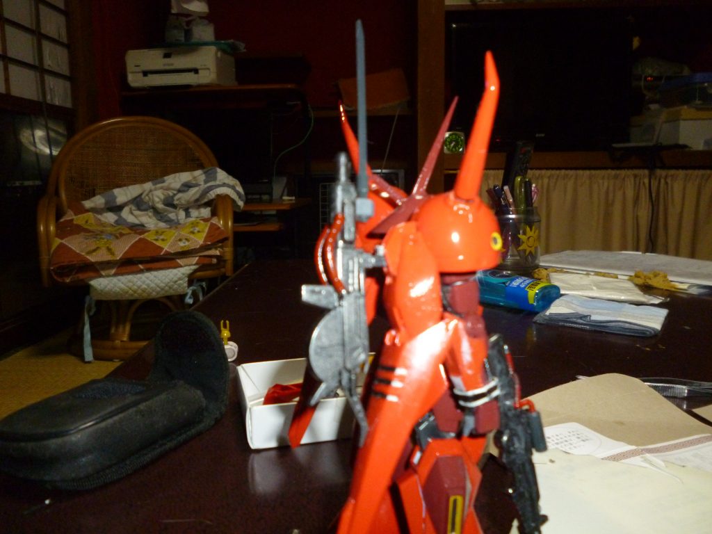 銃剣付きビームライフル装備です。
キットの肩アーマーにもともと開いていた穴に銃の持ち手を差し込み、くさび状に成型したプラ板をつっかえ棒のようにして固定してあります。