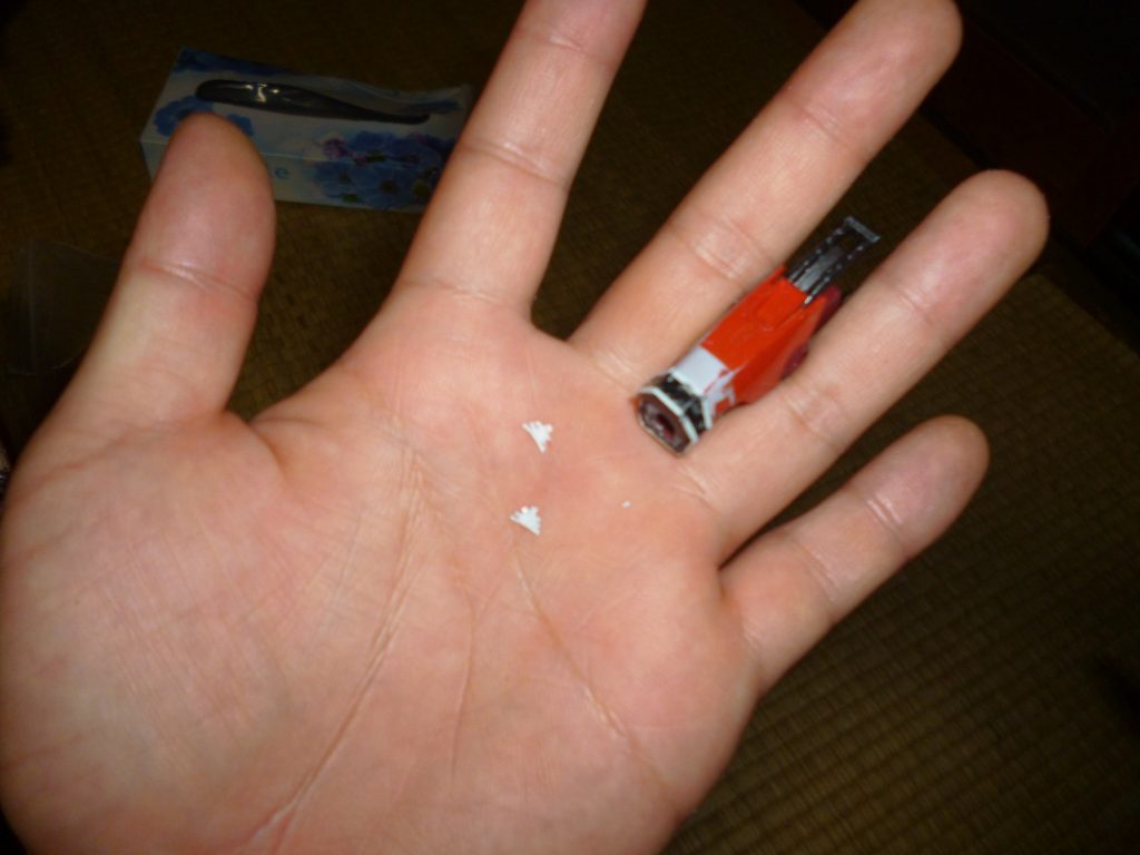 エングレービングです。
「袖付き」の機体といえば、やはりここは外せません。
とはいえ、3mm×5mmのスペースに収まるようにプラ板で装飾を施さなくてはいけなかったので、ものすごくしんどかったです(苦笑)。おまけに、一度作ったエングレービングを失くして作り直すという悪夢のようなトラブルまで発生・・・。
苦労に見合った出来だとは自分でも思いますが、もうやりたくはありませんね・・・。