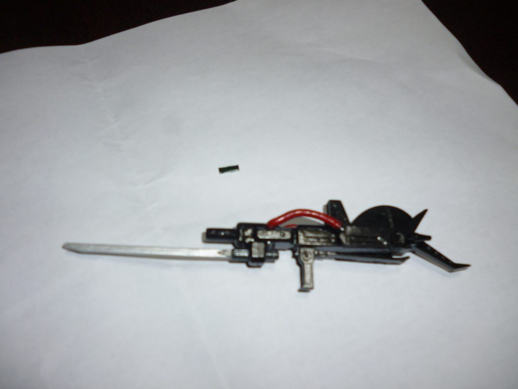 銃剣付きビームライフルです。
本キットの製作を進めている最中、プレバンで「ザクⅢ改（トワイライトアクシズver）」を購入したのですが、なんとその余剰パーツにこの武装が！！
せっかくなのでこちらは、設定どおり背中に背負わせることにしました。
ちなみに、画像で銃の上に見える小さな四角い物体は、プラ板で作ったスコープです。
画像だとほぼ分かりません（というか、実物もかなり微妙な色合いになってしまいました・・・）が、下地にシルバーを塗った上から、クリアーの青と黄色を混ぜたクリアーグリーンで塗ってあります。