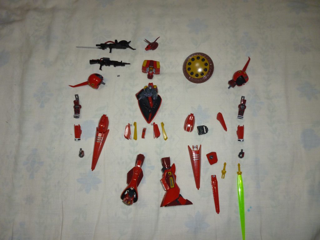 基本塗装が終わった状態です。
ここからスミ入れ、組み立て、細かい部分の塗装直しとデカール張りをして完成になります。
ちなみに、スミ入れはほぼシャープペンでおこなっています。
色の薄いヶ所にスミ入れする際には、結構オススメのやり方です。