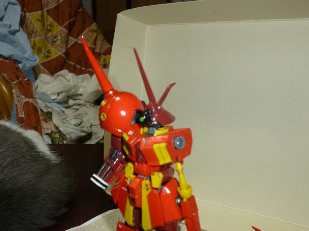 頭部のアップです。
モノアイはピンバイスとヤスリで穴をあけ、クリアパーツのランナーを輪切りにしたものを差し込んでいます。
アンテナは、前部はR・ギャギャのパーツを加工したもの、後部は、ディテールを入れるため薄いプラ板を３枚重ねにしたものになっています。