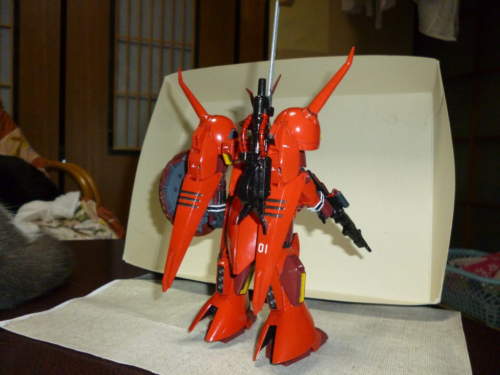 リアビューです。
銃剣付きビームライフルは、設定どおり肩部に装着可能です。