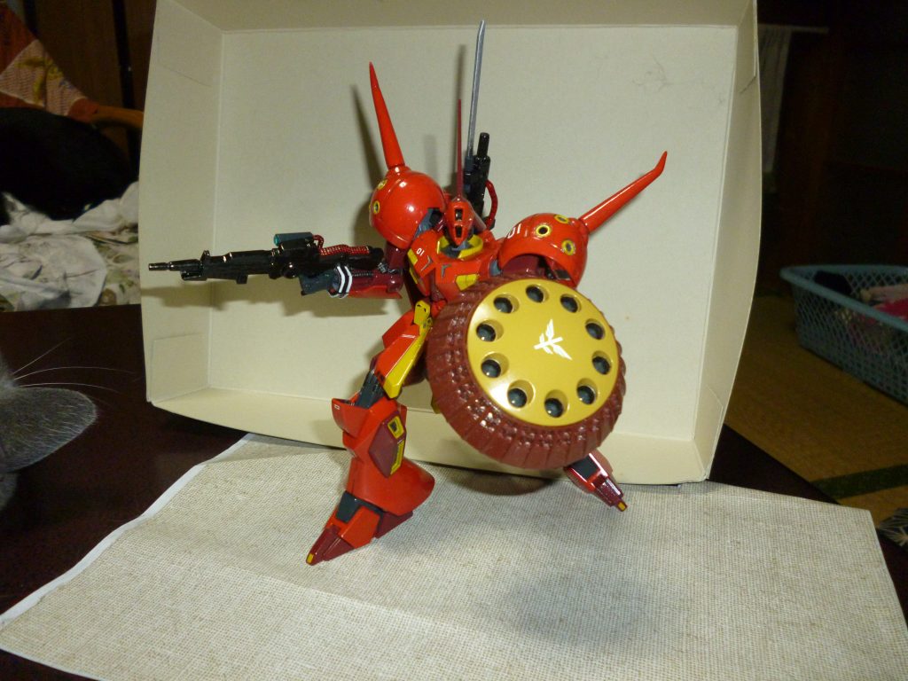 〆は旧キットの箱絵のポーズです。
最後までご覧になっていただき、ありがとうございました。
この「ガンスタ」を始めて以来、初の完成品となります（過去に投稿した作品は、すべて昔製作したものなので・・・）。
子供の夏休みの宿題よろしく、８月３１日までに投稿したかったのですが、気付けばもう９月に突入してしまいました・・・。
構想を開始した当初は、ここまで手間と時間がかかるとは思いもしませんでしたが、なんとか納得のいく作品に仕上がってよかったです。
ご覧になっての感想など、是非いただけますと幸いでございます。