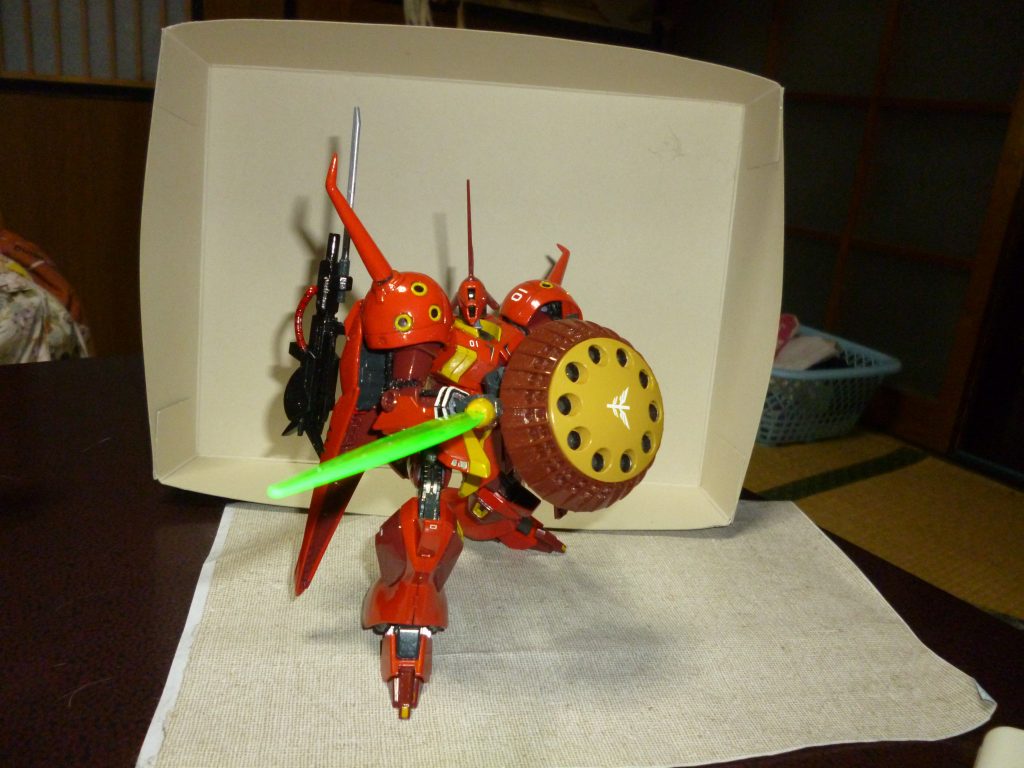 ビームサーベル装備です。
R・ジャジャはギャンの発展型ということですが、こうしてポーズを取らせてみると、シールドも相まって、確かにギャンの面影があります。