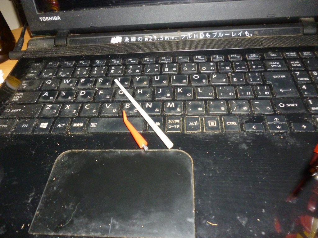 スパイクアーマーです。
テーパー付きのプラ棒をヤスリでひたすら削り、円錐状にしたものにR・ギャギャの肩シールド装着用のパーツを取り付けて製作しました。