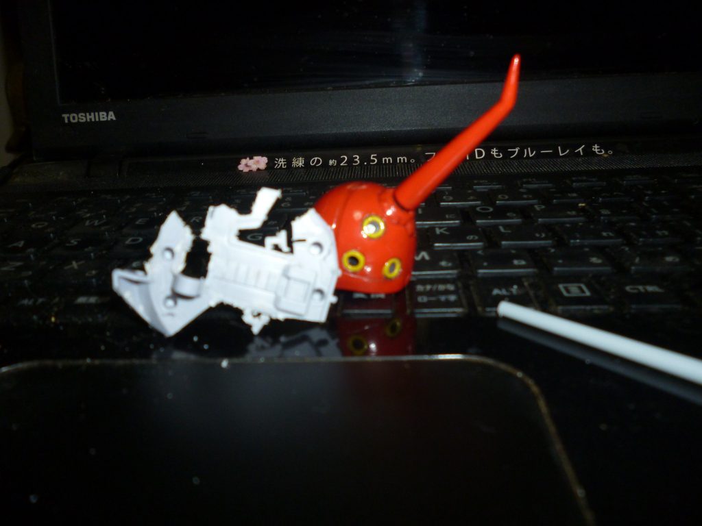 肩部ミサイルポッドです。
R・ギャギャのシールドのパーツをカッターノコで切り取り、ヤスリで成形したものを、肩にあけた穴に裏から差し込んで製作しました。
穴の位置を決めたり、ミサイルポッドの向きを合わせるために穴の角度を調整したりと、ここもなかなかの難所ポイントでした・・・。