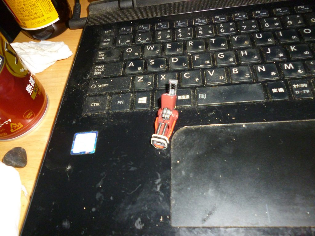 腕部のアップです。
R・ギャギャ → R・ジャジャへと改造するにあたって、外すことのできない最後のポイントです。
動力パイプは、引き出しの奥で１５年以上眠っていた旧キット「ヤクト・ドーガ」の腕から切り取ってきました。
これもちょうどいい長さに切り取るのが意外と手間で、失敗を繰り返した結果、危うくパーツが足りなくなるところでした(苦笑)。