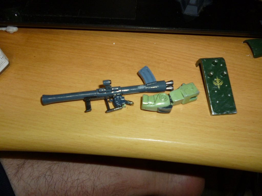 ザクバズーカです。こちらのバズーカも、他のザクが携行しているものとは若干デザインが異なっています。また、このキットはまだHGUCシリーズが始まる前に発売された古いものなので、手首の接続がボールジョイントになっていません。そのため「肩にバズーカを担いだポーズ」が取れなかったのですが、なんとか担がせたいと思い、手首関節の角度を変更して再接着してあります。