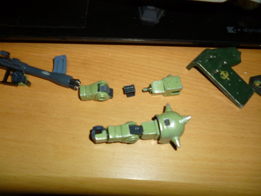 肘関節です。このキット、そのまま組むと肘のポリキャップが丸見えなので、プラ板で関節カバーを作りました。おかげでただでさえ狭い可動範囲がさらに狭まってしまいましたが、見栄えは格段に良くなりました。