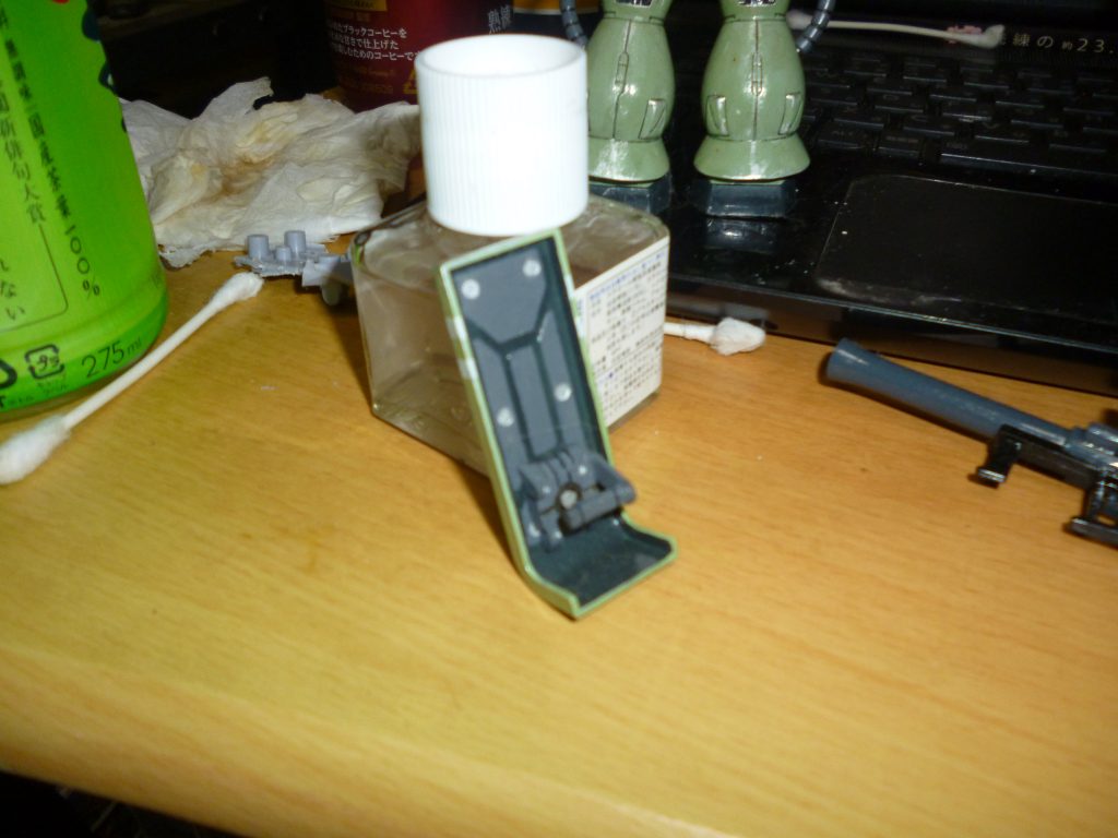 手持ち式シールドです。HGUCのジムのシールドの持ち手を加工し、取り付けました。また、シールド裏面も非常に細かくモールドが入っていたため、塗り分けにも力を入れてみました。