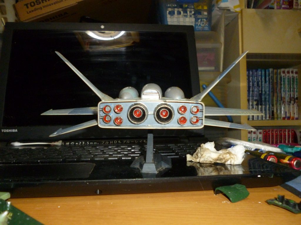 リアビューです。キット付属のバーニア類はフチが厚くて野暮ったかったので（旧キットあるあるですね笑）、ジャンクパーツからそれっぽいものを見繕って貼り付けました。さらに、配線などのメカニカルな感じを表現するべく、プラ板やランナーを縦に割ったものを使い、ディテールアップをしてみました。