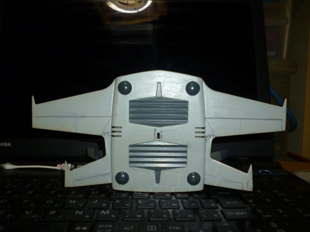 裏面です。こちらはこれといった加工はしてありませんが、ゼロ戦などの実在する航空機をイメージして、ニュートラルグレーとつや消し白を混ぜた明灰白色で塗りました。