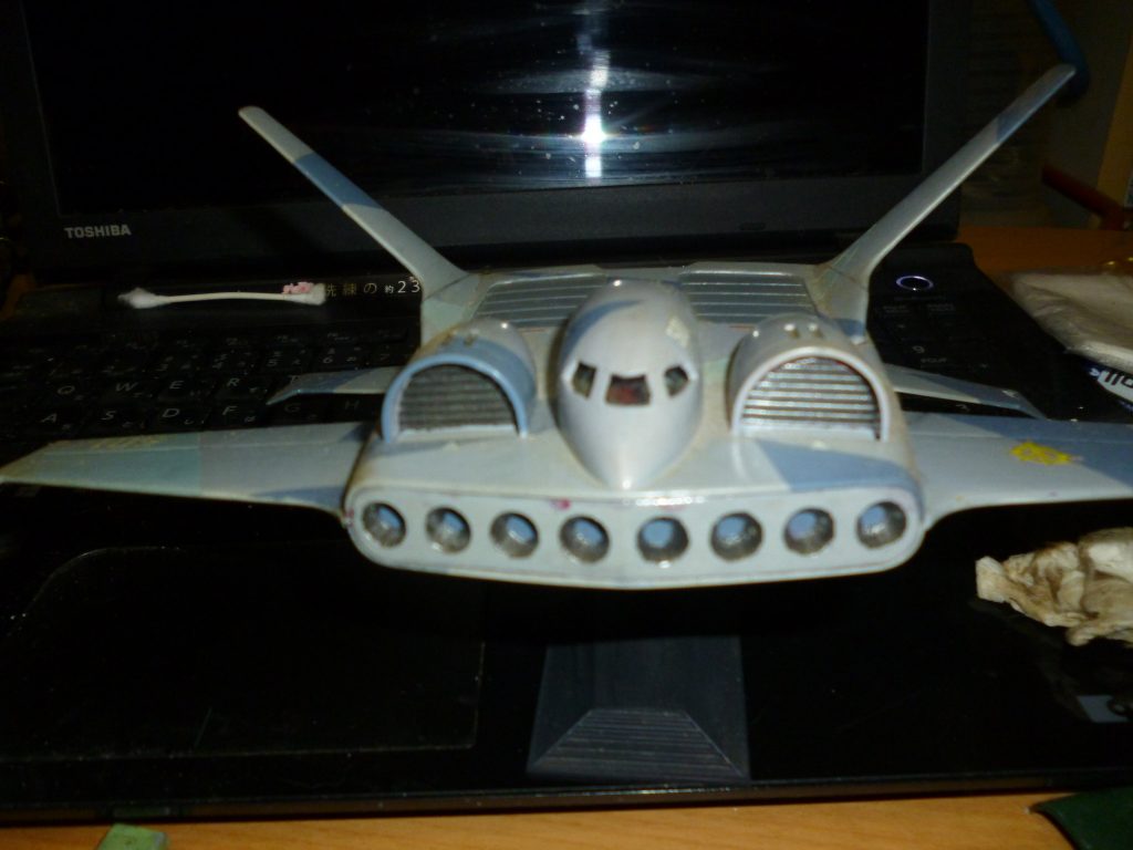 正面です。かなり分かり辛いですが、窓をくり抜いて裏からゼリーだかプリンだかのカップを切ったものを張り付け、風防ガラスを再現してあります。また、そこからよ～く中を見ると、コクピットが入っています（以前、何かに使えるかと思ってプラ板で適当にスクラッチしたものを、組み立ての際に仕込みました）。