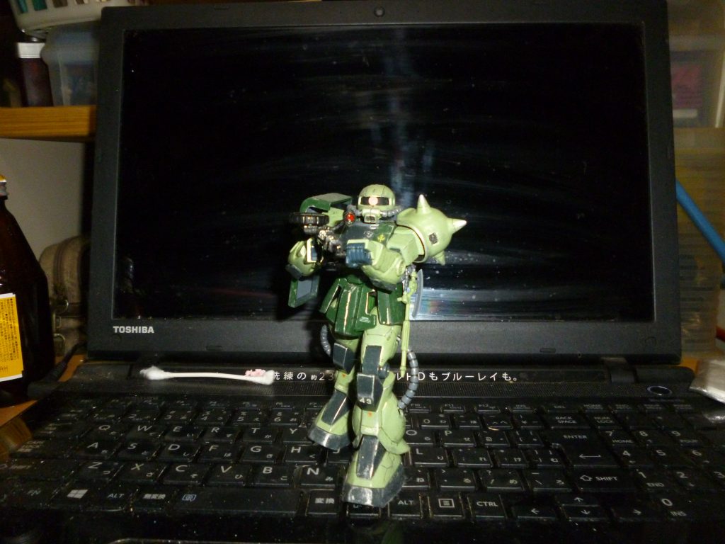 ここからはオマケの追加画像です。まずはザクマシンガンを構えたお決まりのポーズです。このキット、ヒートホークも付属するので、腰のサイドアーマーに穴をあけて装備できるように加工しました。