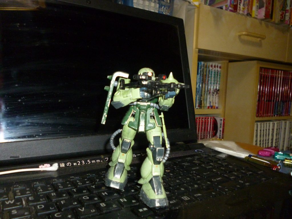 HGの箱絵風の角度です。ちなみにこの「陸戦型ザク」、設定画だとフンドシ両脇のフロントアーマーに四角く穴があいており、キットでも付属の黒いシールで再現できるようになっています。しかしせっかくなので、カッターノコとヤスリで実際に穴をあけ、再現してみました。