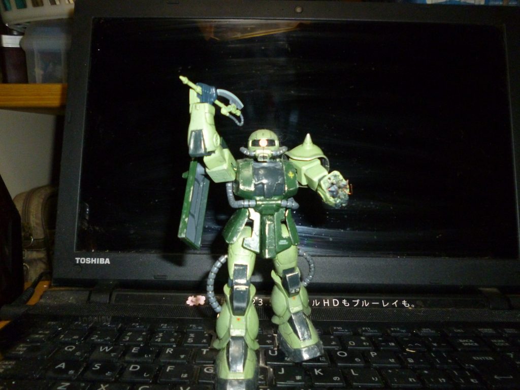 シロー「まだやる気なのかっ！？」０８小隊の第２話より、シローが初めて地上戦でザクを撃破したシーンです。このキットは地上用のJ型と宇宙用のF型を選んで組み立てられるコンパチキットになっているため、腕のパーツが一そろい余ります。それを加工して破損した左腕を作り、交換できるようにしました（ヒートホークが発熱していない？これからスイッチ入れるところなんだよww）。
最後までご覧になっていただき、ありがとうございました。「ドダイと言えばグフ」というのがガンダム界における常識（？）だとは思いますが、ザクが乗ってもそれほど違和感はないかと思います。ご覧になっての感想などをいただけますと幸いです。