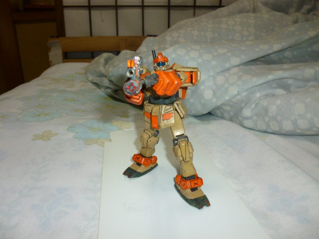 レールガン発射です。
frip Sideの曲を流してお楽しみください(だから違うって!)(笑)。
そういえばこれを製作した当時、ウォッシングという技法を初めて知りまして、水性のつや消し黒でその真似事をしてみたのですが、汚し塗装というよりもただ単に全体的に小汚い感じになってしまいました(汗)・・・。
新しい技法って難しいなぁ・・・。