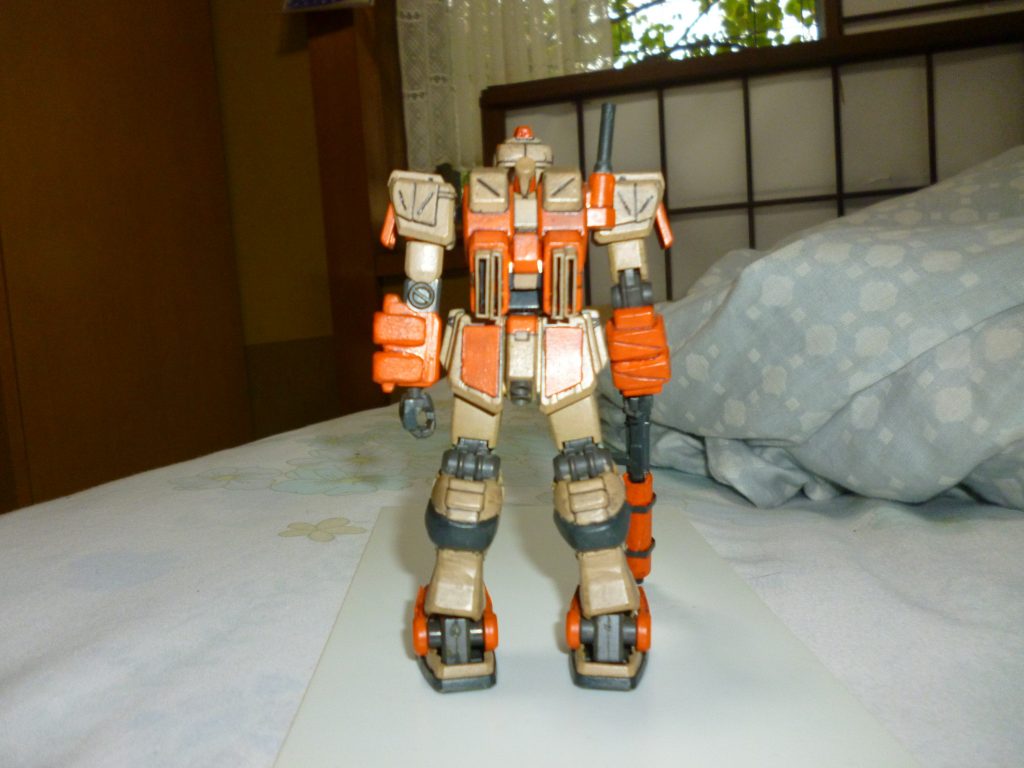 リアビューです。
バックパックは、大まかな形はジム・ストライカーと全く一緒だったので、比較的加工は簡単でした。
ただ、スラスターの形状が全く異なっているため、ここはプラ板で新造しました(今だったら、長さや形をもう少しそろえてもよさそうなものなのに、とか言えますが、当時の自分ではこれが限界でした・・・)。
ふくらはぎのスラスターはバッサリとカットし、かわりに追加装甲(で合ってるのかな?この黒いのは・・・)をエポキシパテで新造しました。
さらに肩アーマーにも、表側と同じような追加装甲をプラ板で作って張り付けました。