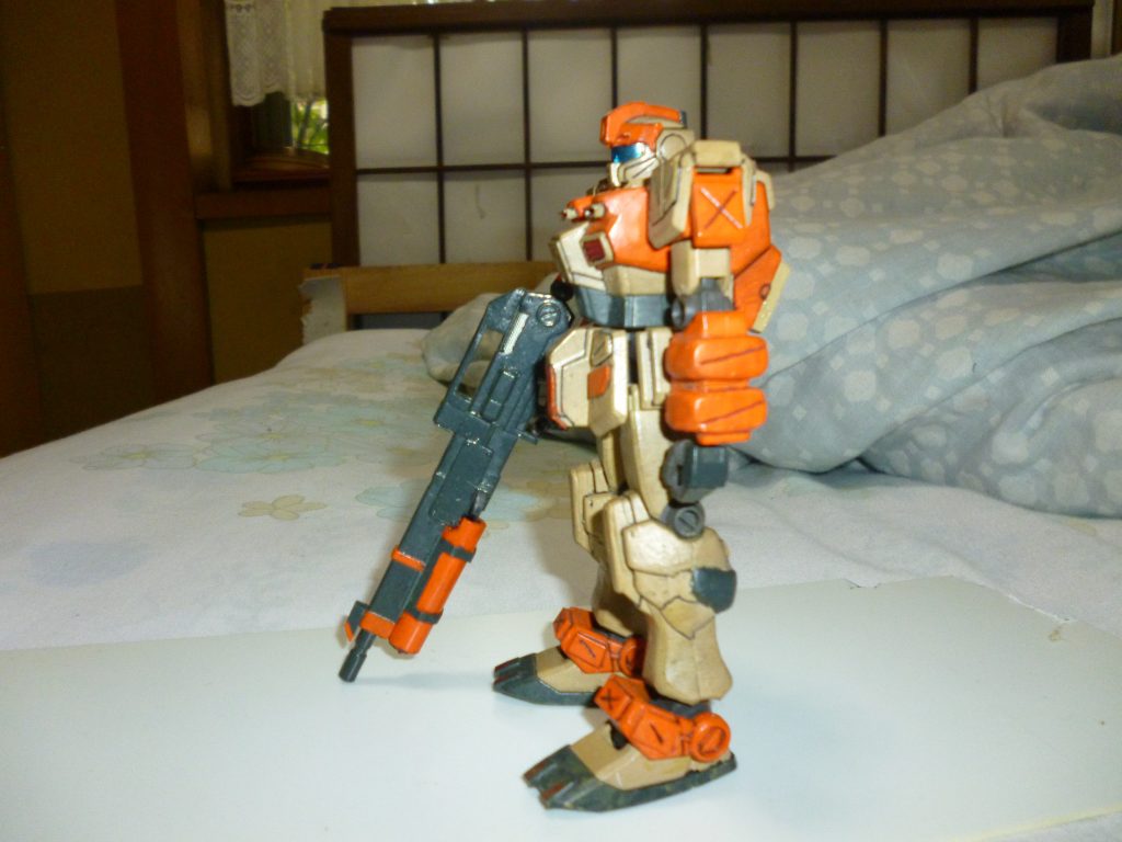 サイドビューです。
前腕部の追加装甲ですが、エポキシパテをこねたものをそのまま巻き付け、乾燥後ヤスリやサンドペーパーでなるべく角ばった形にした後、カッターでスジボリを入れる、というやり方を取ったため、かなり不格好な有様になってしまいました・・・。今にして思えば、プラ板で作っておけばもっと見栄えもよかったんじゃないか?とは思うのですが・・・。
他にも、各部の改造にかなりエポキシパテを使用したので、手に取ってみると見た目以上にずっしりとしています(笑)。