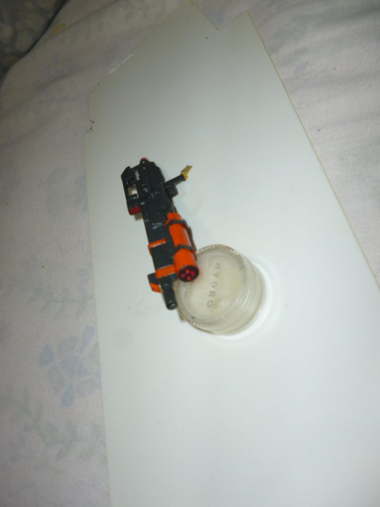 レールガンです。
といっても、某学園都市のレベル5のビリビリJCではありません(笑)。そもそも正式名称はレールキャノンだそうですし・・・。
素材は、コトブキヤの武器パーツのライフルです。
これを中央で二分割し、上下にずらして再接着しました。
ミサイルランチャー部分は、プラパイプを切って接着しました。
ちなみに、ミサイルは1本1本手作りです。
仕上げに、後部にMGガンダムのビームライフルのパーツを、サブグリップ(画像だと全く見えませんが・・・)に余ったプラ材を張り付けて完成です。
ややオーバースケール気味ですが、これくらいデカい方が迫力があっていいんじゃないかと、個人的には満足です。