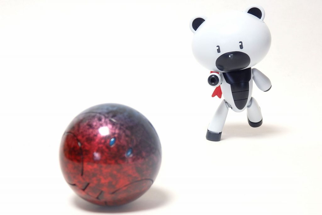 ~ぼうりんぐごっこ~
ツイッタ―にてハロを公開した際に
「ボウリングの球みたいですね!」とコメントを頂き
自分では意図していなかったものの、そう見えてきました。
なので今回は2人にボウリングごっこをしてもらいました♪