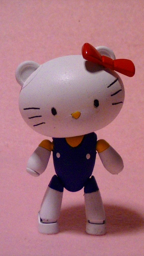 ちなみにキティちゃんの髭の位置は左右対称じゃなくて、左側が１本分くらい上になっています。
これはリボンとのデザインバランスを取るためだそうです。