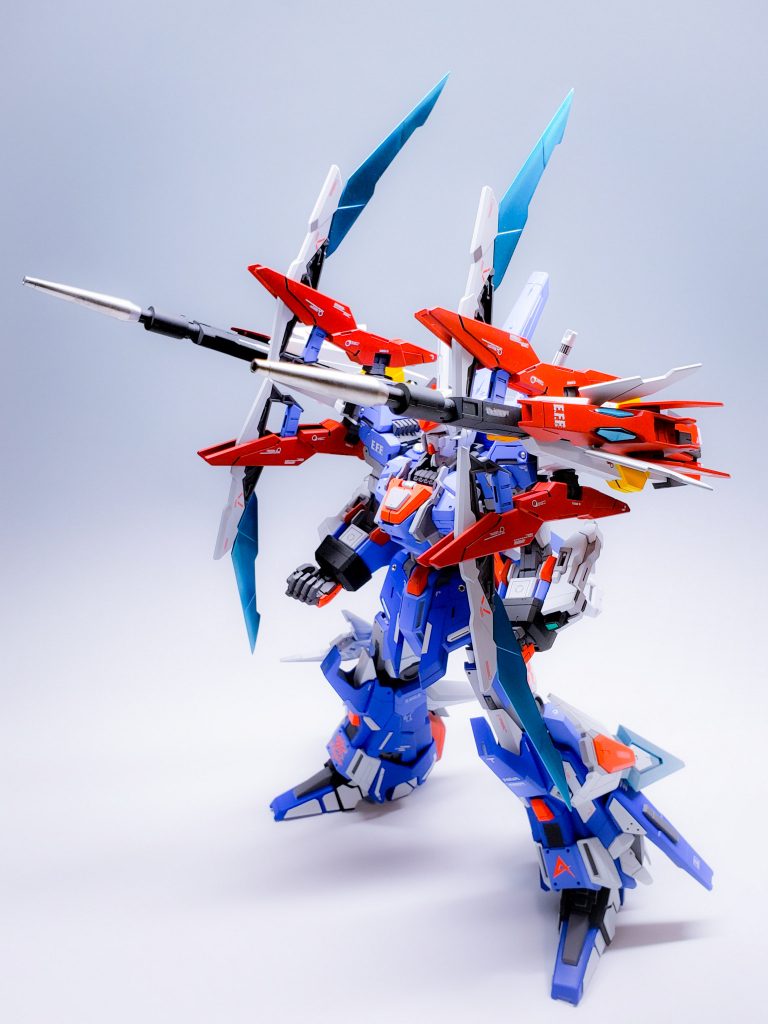 肩のランチャーは展開すると弓の様な形状になります。
カラーリングも形状もこだわった自慢の装備です😄