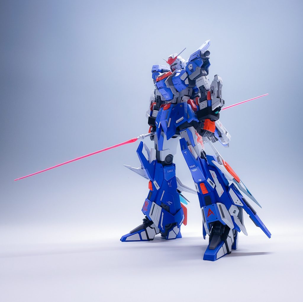 バックパックに装備されたビームサーベルは連結することが可能です。
MGだと破損が怖くてポーズを決められないのが難点です😅