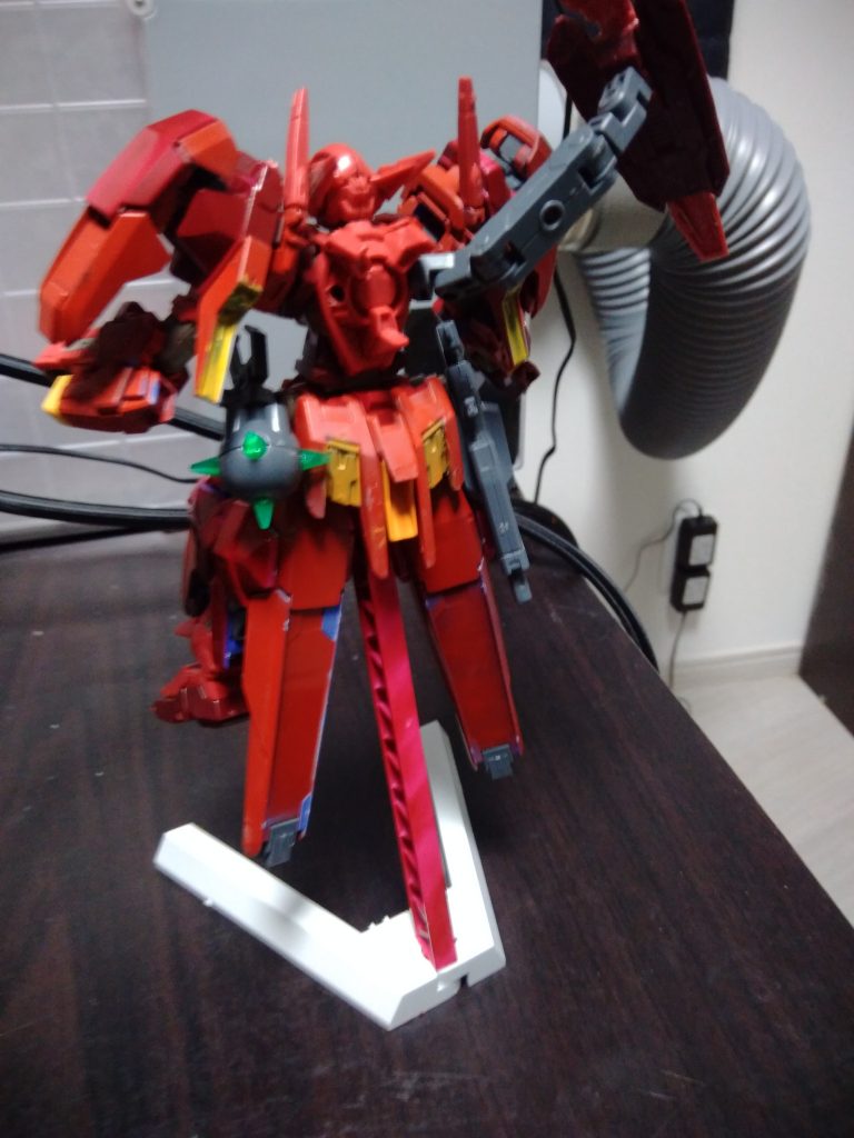 背中のGNドライヴに穴を開けて、バトルアームアームズでシールドを持たせてます