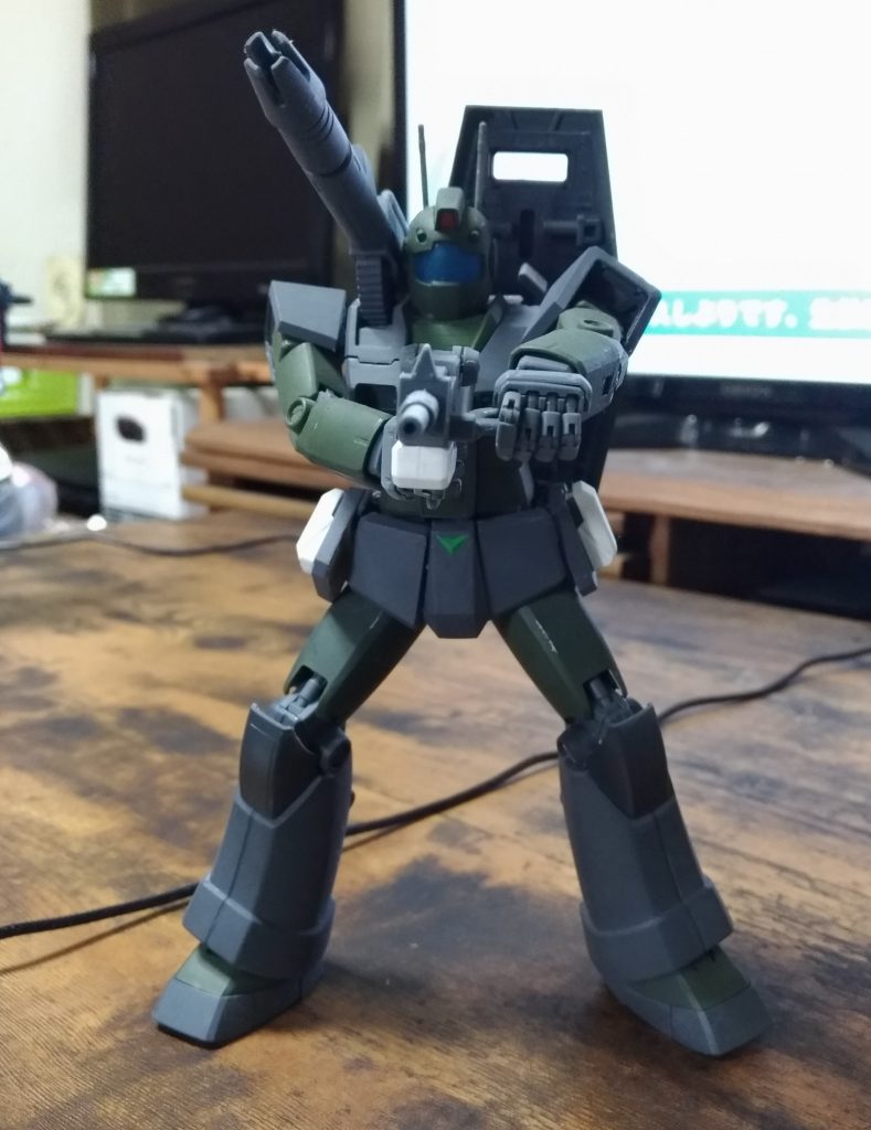 ガンダムTVアニメポスターのオマージュ風…
背中シールドと武器両手持ちの破壊力よ！