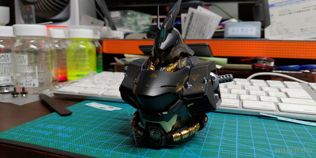 頭部胸部デカール貼り