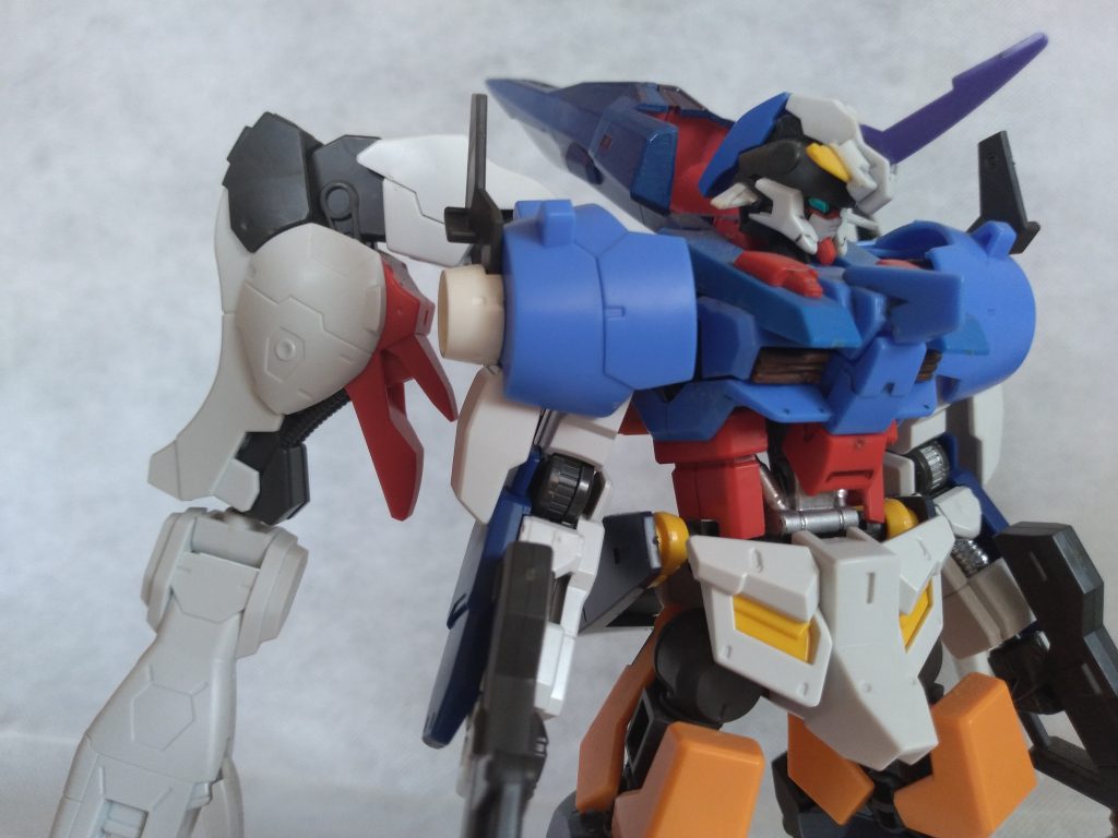 人型へ変形。エイハブリアクターの周波数を敵に検知されない様に、胴回りは露出せず、ステルス性の高い構造を採用している。