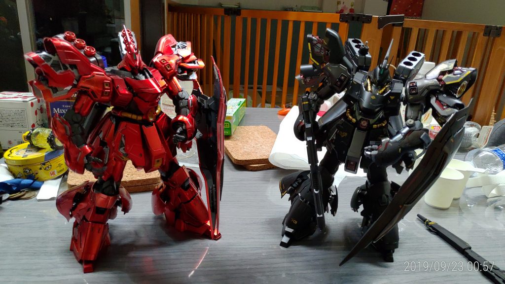 赤サザビーと並べて