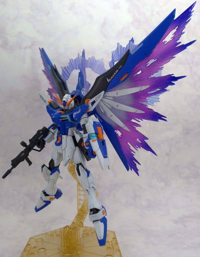今回最も力を入れた部分が「光の翼」の塗装。この部位の塗装プランから逆算して本体の配色を決定しました。加えて00スカイの翼も搭載することで「4枚の光の翼をもったデスティニー」を製作しました。
武装もビーム砲を外し、対艦刀2本を持たせる構成としました。
（余剰パーツで手持式のロングライフルを作ろうとも思ったのですが、部品構成のアイデアが思いつかなかったので没に……）