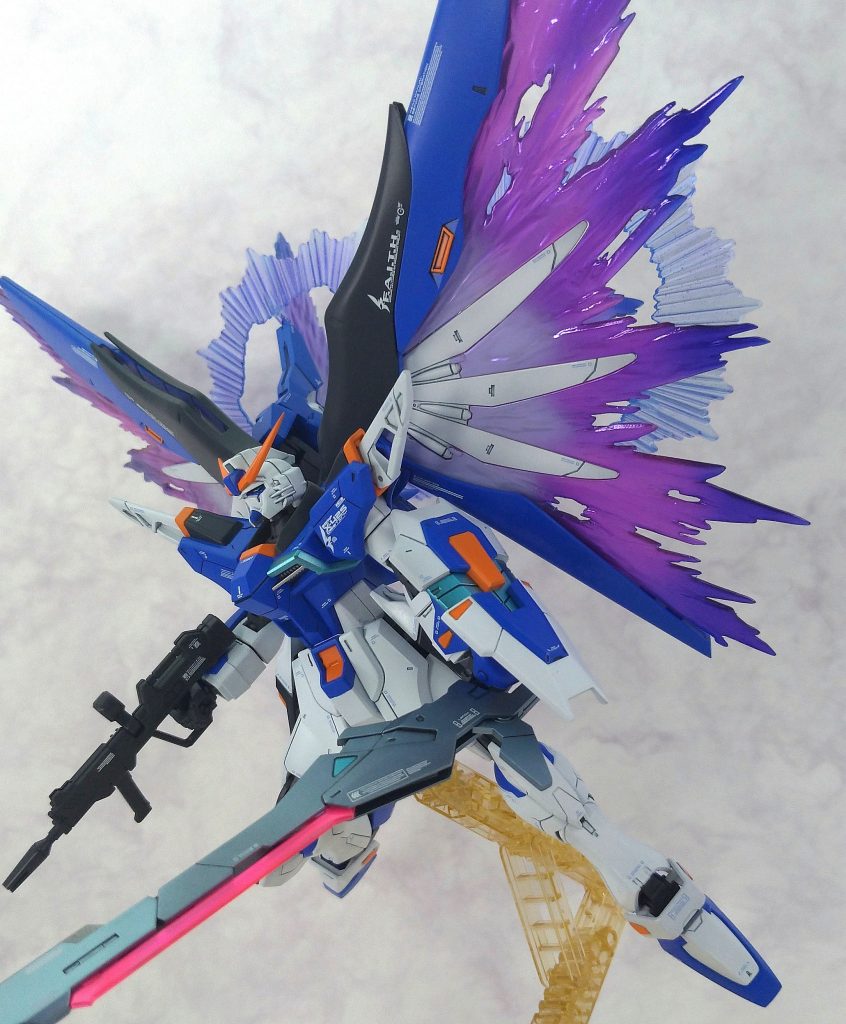 その他のカラーについて。
白…EXホワイト
青…コバルトブルー（ダグラムカラー）
黄…マンダリンオレンジ
黒…ストームブラックブルー
緑…ターコイズメタリック
ビームライフル…フロストマットブラック
対艦刀…パール白虹ブルーイッシュシルバー
使用デカールはハイキューパーツ・RB01のホワイトとブルー、一部にRGデスティニー用デカールを貼付しています。